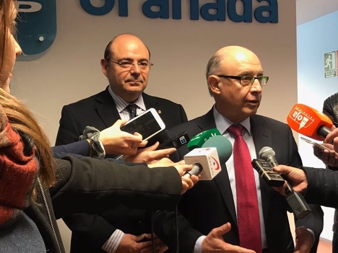 El ministro de Hacienda, Cristóbal Montoro, y el presidente del PP de Granada