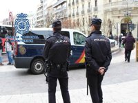 Tres jóvenes detenidos tras el robo de un teléfono móvil a un chico al que patearon en Granada