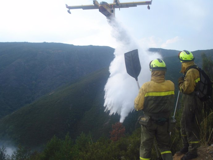 Avión Canadair actuando en la extinción de un incendio en 2013