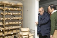 Oria inaugura varias instalaciones con iluminación eficiente en edificios municipales y visita 'Quesoba'