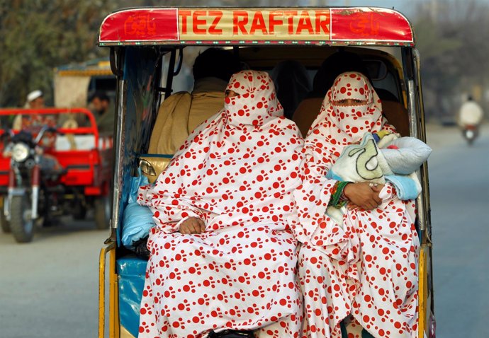 Mujeres a bordo de un rickshaw a las afueras de Islamabad