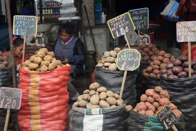 Una mujer vende patatas en el distrito de La Victoria, en Lima. 