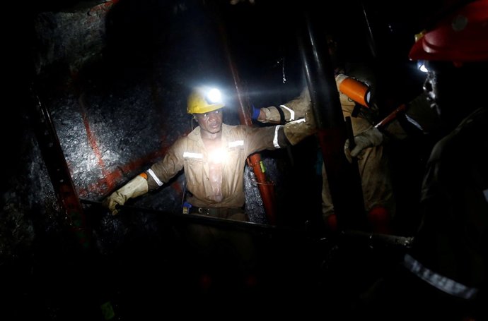 Mineros trabajan bajo tierra en el pozo Masimthembe de Sibanye Gold en Sudáfrica