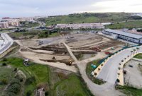 El Ayuntamiento de Estepona ejecuta los movimientos de tierra de la obra del estadio de atletismo y el aparcamiento