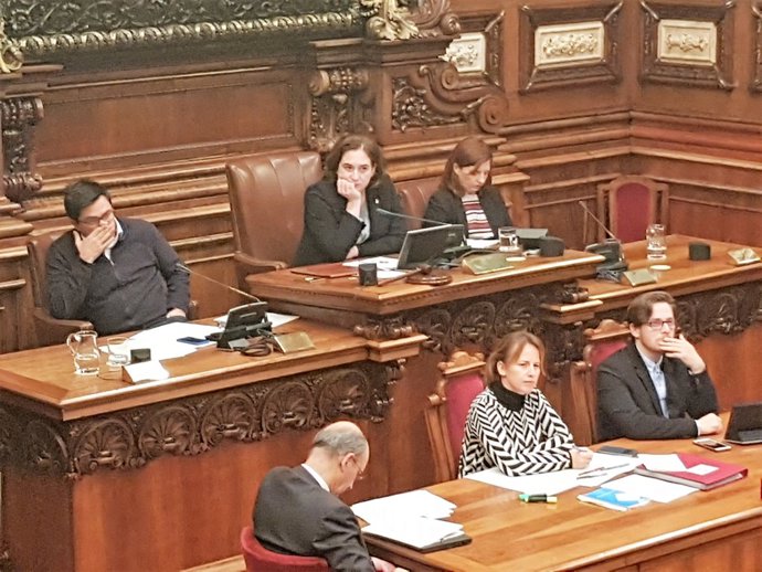 Gerardo Pisarello,  Ada Colau, Laia Ortiz: ple de l'Ajuntament de Barcelona