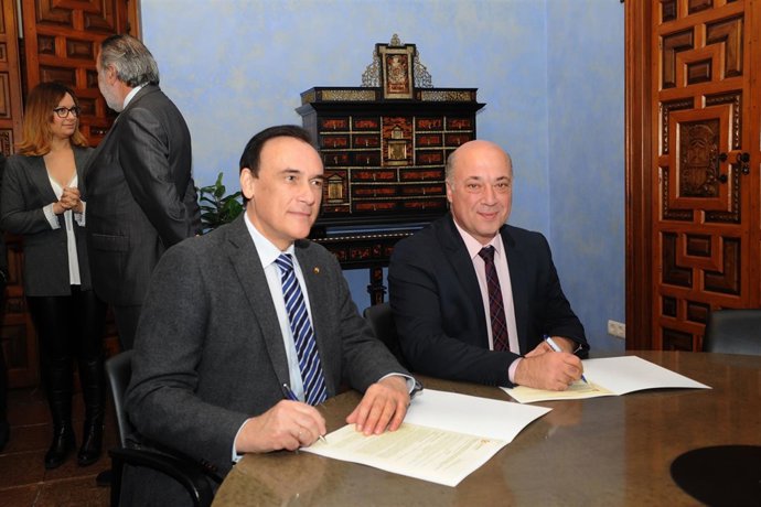 Antonio Ruiz (dcha.) firma los convenios