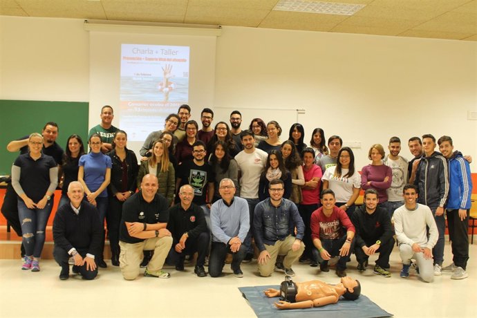 Alumnos y ponentes de la jornada 'Prevención + Soporte Vital del Ahogado'
