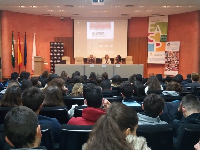 Alumnos de Granada en una jornada sobre el cáncer juvenil
