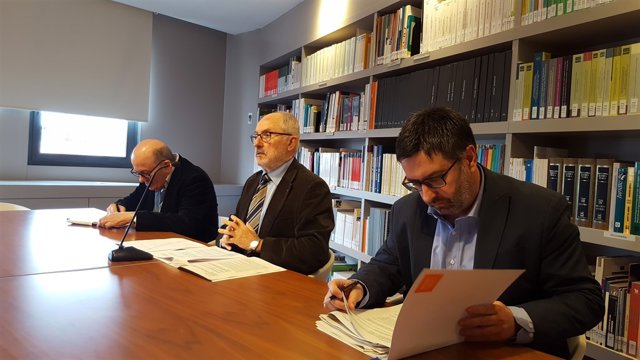 Al centre, el Síndic de Greuges de Catalunya, Rafael Ribó