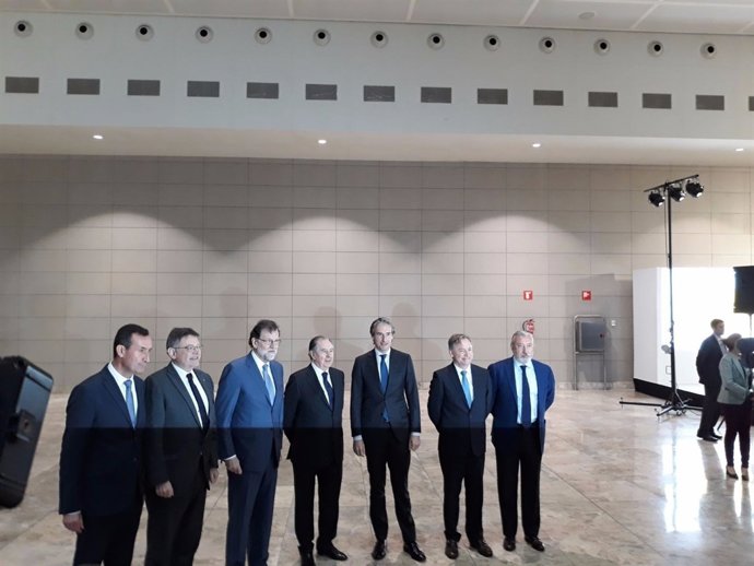 Mariano Rajoy, tercero por la izq, junto Ximo Puig en el aeropuerto