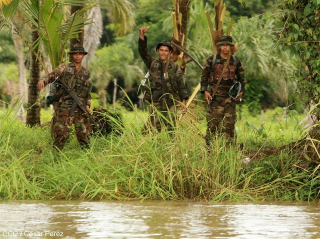 Soldados de Nicaragua en el río San Juan, frontera con Costa Rica