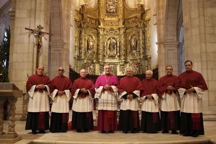 El nuevo dean a la izquierda del obispo