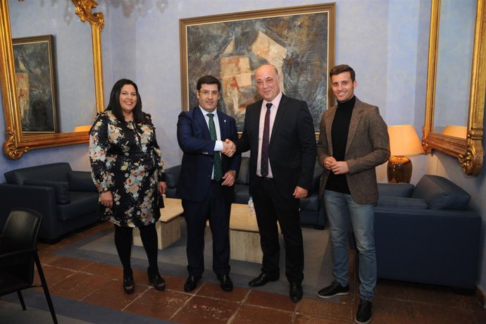 Ruiz, entre Torralbo (dcha.) y León, durante el encuentro mantenido