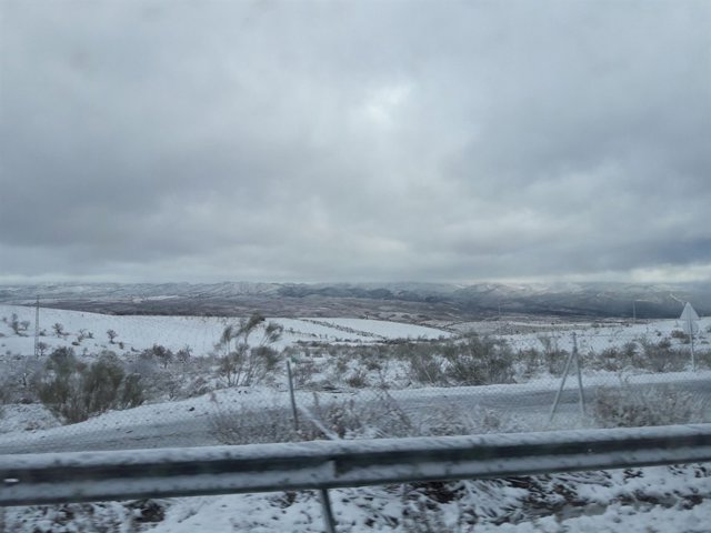 El temporal mantiene cortadas cuatro carreteras provinciales en Almería.