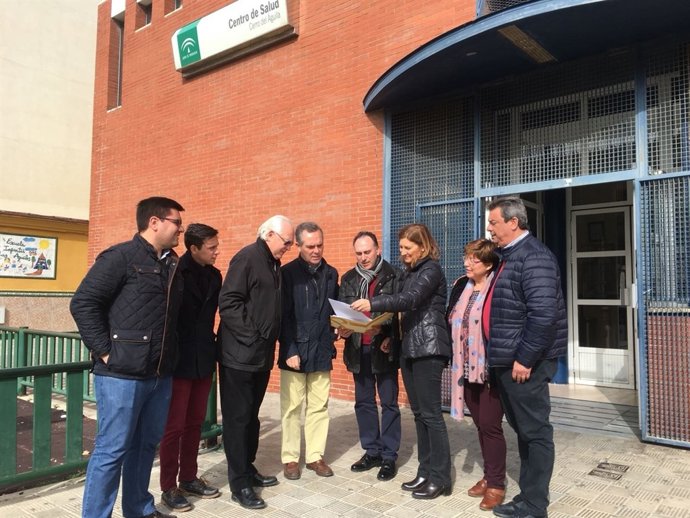 Miembros del PP visitan un centro sanitario