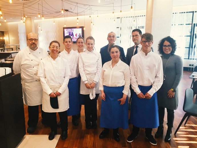 Estudiantes con discapacidad intelectual se forman en las cocinas del hotel ILUN