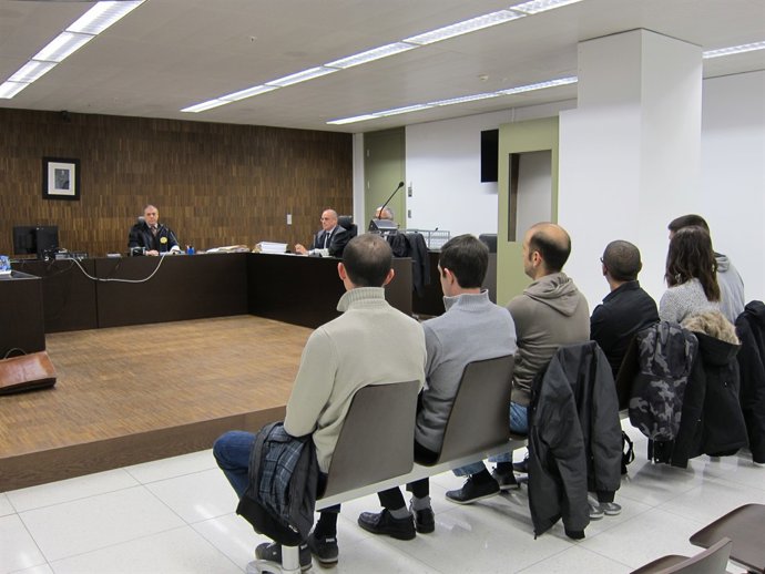 Judici a sis antifeixistes per una agressió el 12-O del 2013