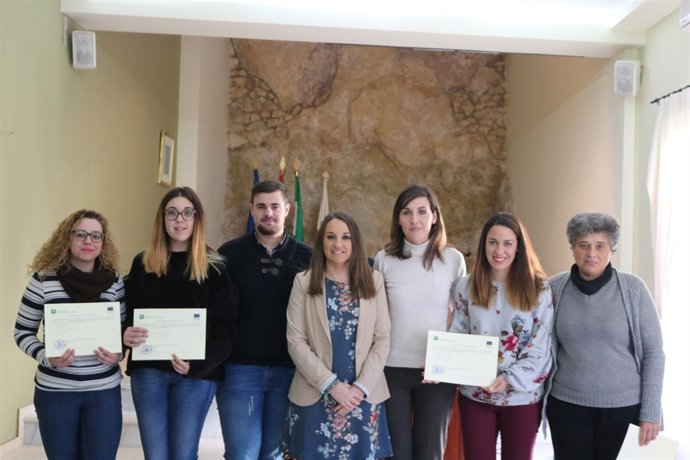 Esther Ruiz (centro), en la entrega de los diplomas acreditativos