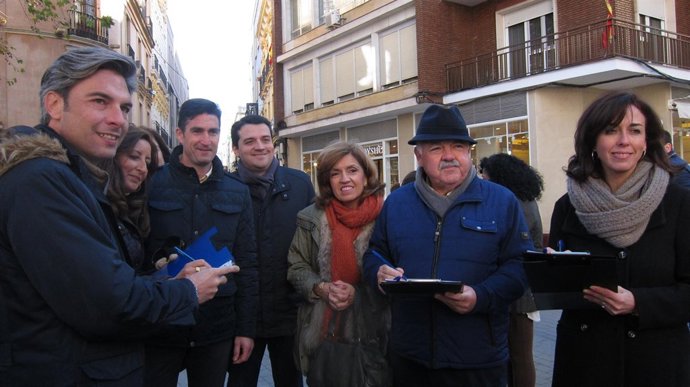María Luisa Ceballos con José María Bellido, Andrés Lorite y otros cargos del PP