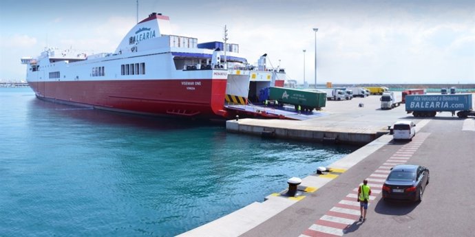 Tráfico de mercancías en un puerto de Baleares