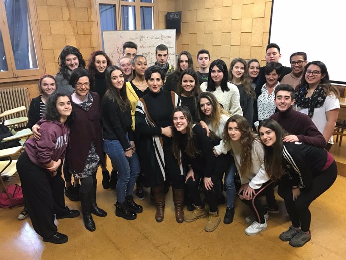 María Solana junto con el alumnado de Bachillerato de Artes Escénicas