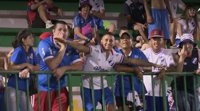 Hinchas de Nacional protagonizan lamentables provocaciones durante el partido ante el Chapecoense