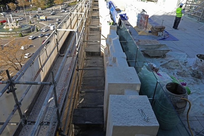 Imagen de la fachada del Palacio de Ciebeles con andamio