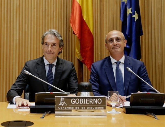 Íñigo De la Serna, ministro de Fomento, compareciendo en comisión