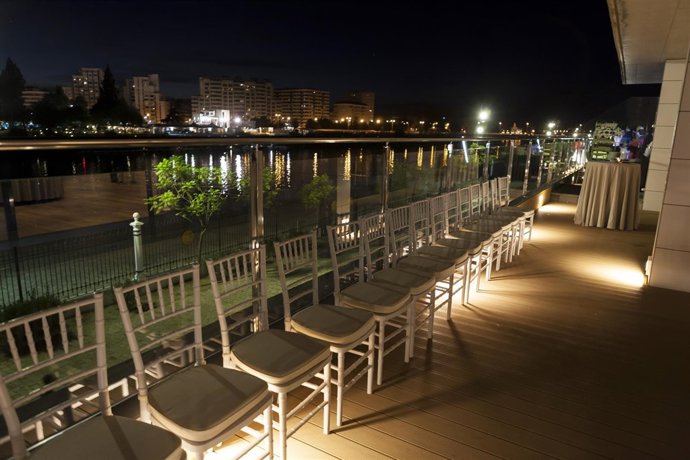 Vistas exteriores del restaurante Muelle 21 en Sevilla
