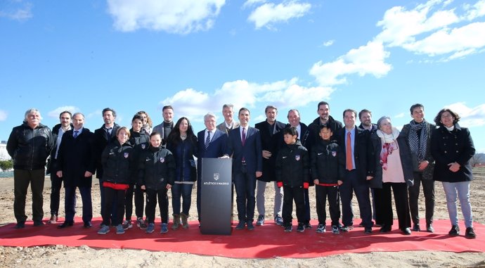 El Atlético coloca la primera piedra de la nueva sede de su Academia en Alcalá