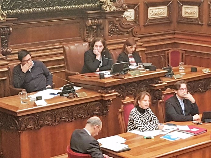 Gerardo Pisarello, Ada Colau, Laia Ortiz: pleno del Ayuntamiento de Barcelona