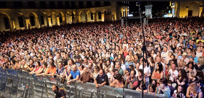 Público en los conciertos de la Plaza Porticada