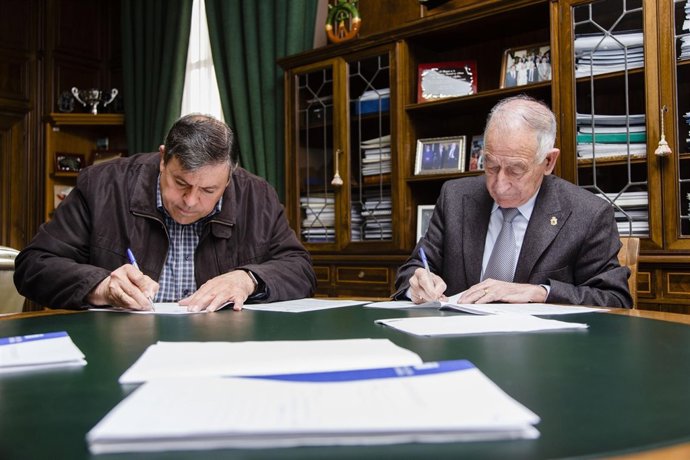 Amat ha firmado el contrato de adjudicación de las obras en Fiñana.