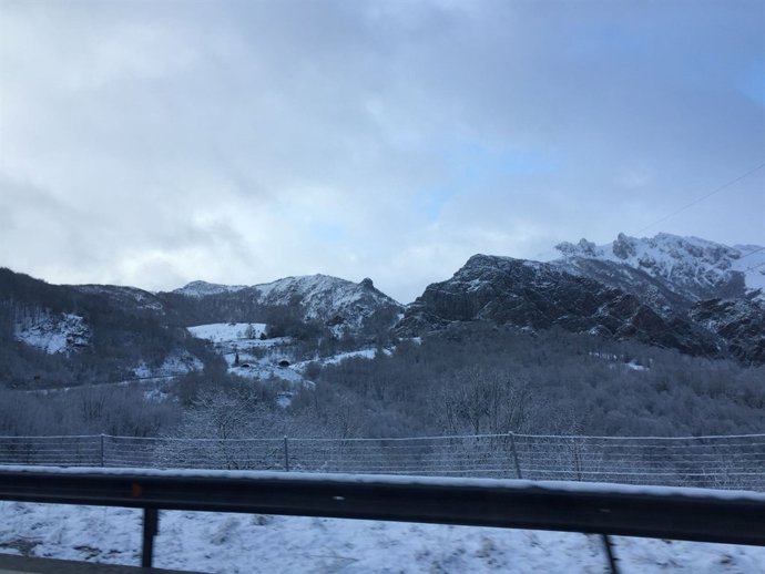 Nieve, Huerna, temporal, carreteras asturianas, invierno, cadenas, autopista