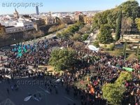 Multitudinaria manifestación de policías nacionales y guardias civiles en Sevilla por la equiparación salarial