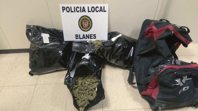 Bolsas con 8 kilogramos de marihuana que han encontrado en un coche