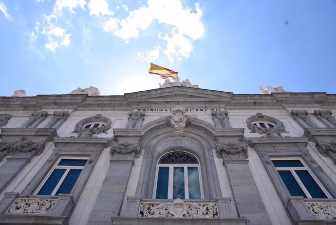 La bandera de España ondea en el Tribunal Supremo