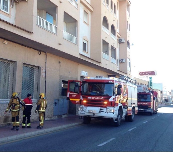 Bomberos en la extinción del fuego de Torrevieja