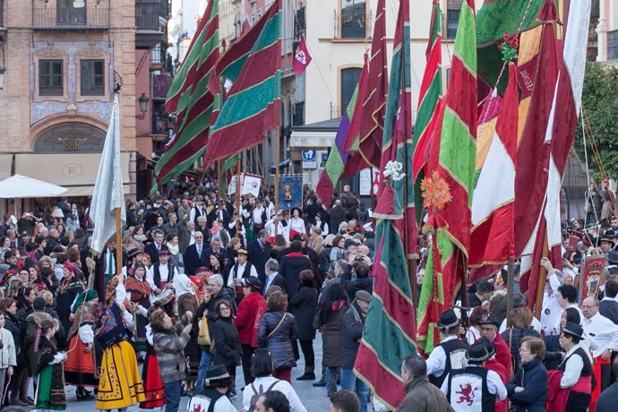 Desfile de pendones de León en Sevilla