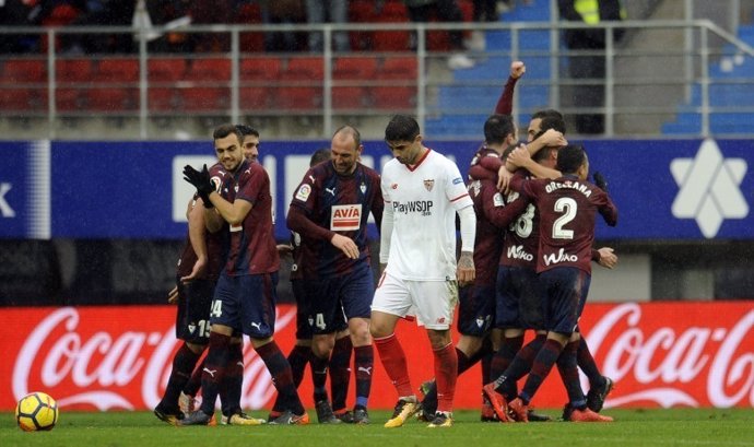 La goleada del Eibar al Sevilla aprieta la lucha por Europa