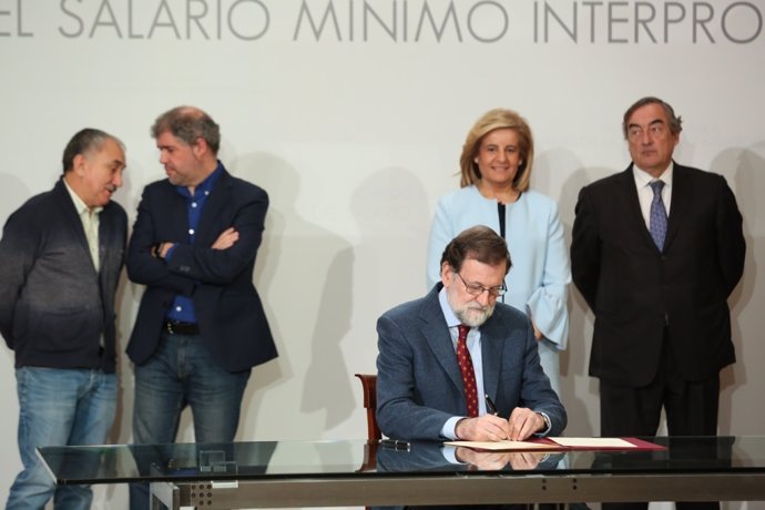 Mariano Rajoy firmando el acuerdo para el aumento del Salario Mínimo Interprofes