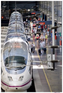 Estación con tren AVE y viajeros de Renfe