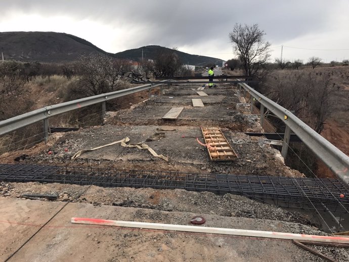 Las obras en la carretera AL-5402, en Laujar, permitirán ensanchar la vía.