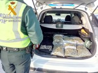 Un detenido en Santaella (Córdoba) con seis bolsas con marihuana y 32 bellotas de hachís en su coche