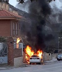Un coche aparcado se prende fuego y baja una cuesta ardiendo en Cocentaina (Alicante)