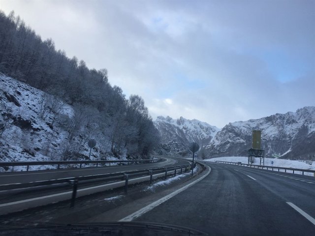 Nieve, Huerna, temporal, carreteras asturianas, invierno, cadenas, autopista