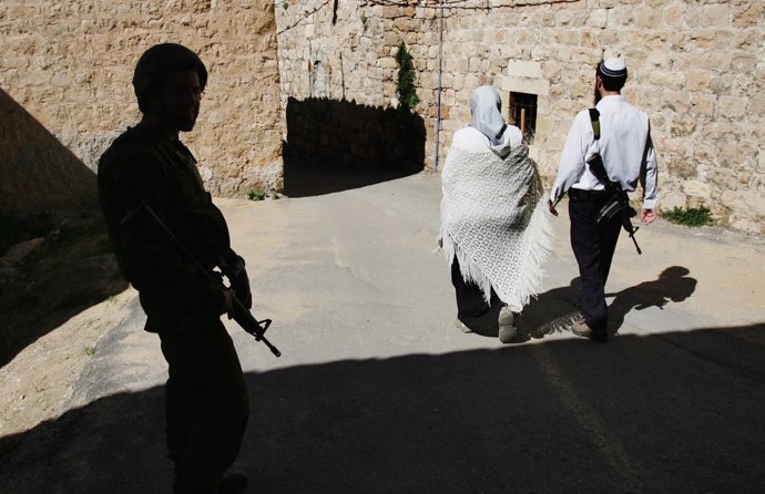 Colonos judíos pasean armados por Cisjordania