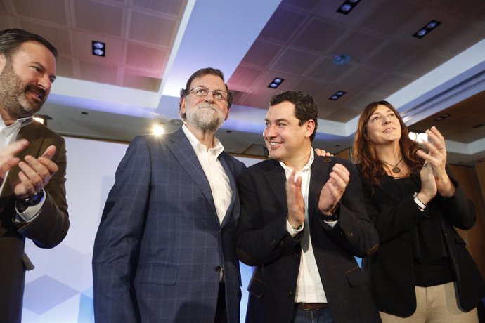 Juanma Moreno, entre Mariano Rajoy y Loles López