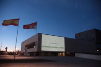 Las Cortes lucen en su fachada el logo de AECC con motivo del Día Mundial contra el Cáncer