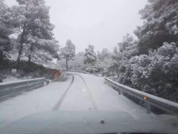 Una de las carreteras con acumulación de nieve